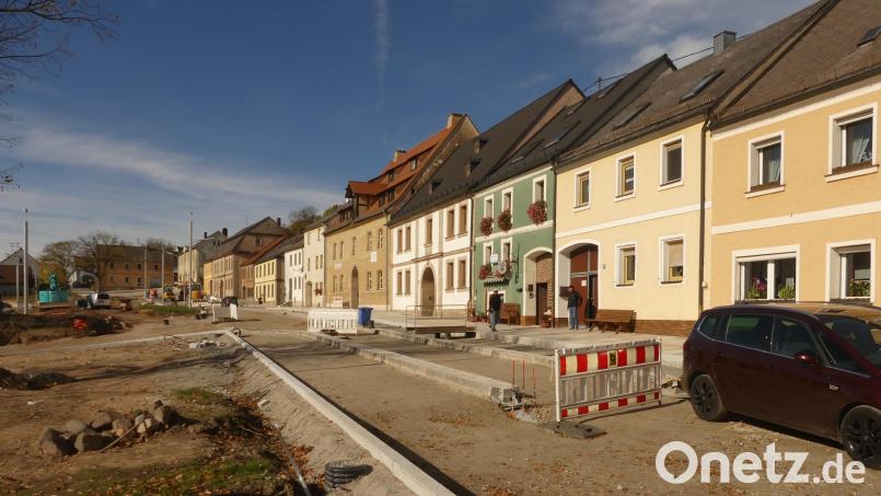 „Im laufenden Jahr wird die Hälfte der Pflasterarbeiten abgeschlossen sein“, versicherte Bauleiter Daniel Färber den Stadträten. Bild: rn