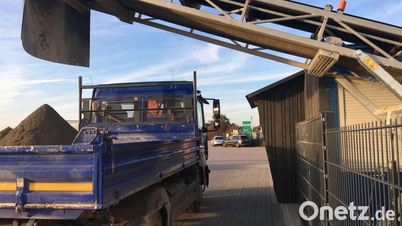 Es dauert etwa drei Minuten bis der frische Beton gezapft ist. Lange Standzeiten sind in Schwarzenfeld nicht einzukalkulieren. Dafür sind die Öffnungszeiten lang. Bild: ihl