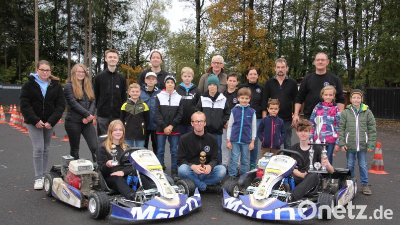 Die erfolgreichsten Kartfahrer des AC Waldershof, (vorne von links) Leni Reithmeier, Florian Ernstberger und Nils Bauer. Dahinter die weiteren Nachwuchsfahrer mit den Trainern und Betreuern. Bild: kro
