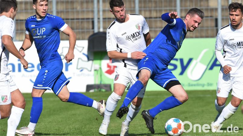 Die Weidener Offensive um Josef Rodler (am Ball) und Kevin Grünauer (Zweiter von links) will gegen den TSV Großbardorf viele Torchancen herausspielen. Im letzten Heimspiel beim 1:1 gegen den TSV Abtswind klappte dies nur teilweise. Bild: G. Büttner