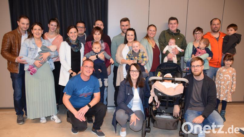 Die Eltern mit ihren neugeborenen Kindern und Bürgermeister Jörk Kaduk. Bild: wku