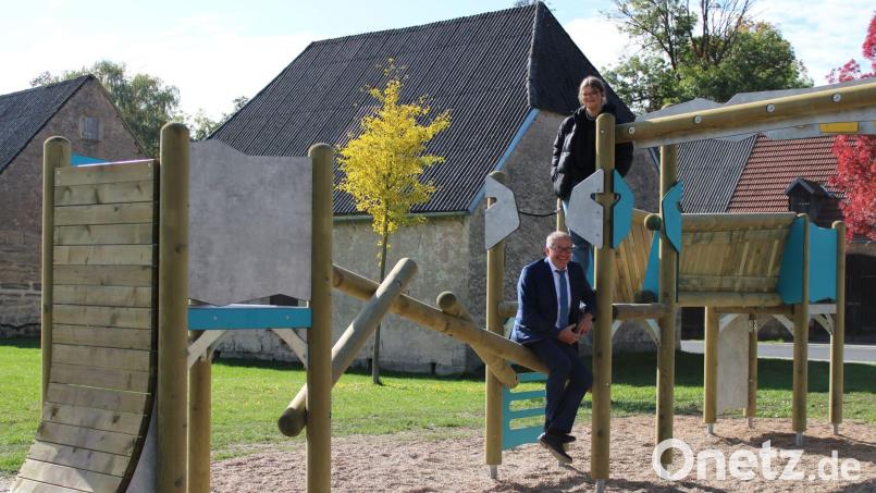 Bürgermeister Roman Schäffler freut sich, dass das neue Gerät kurz nach der Freigabe bereits sehr beliebt ist bei den Kemnather Kindern. Auch Schülerin Paulina hat den Parcours
schon ausprobiert. Bild: Stadt Kemnath/exb