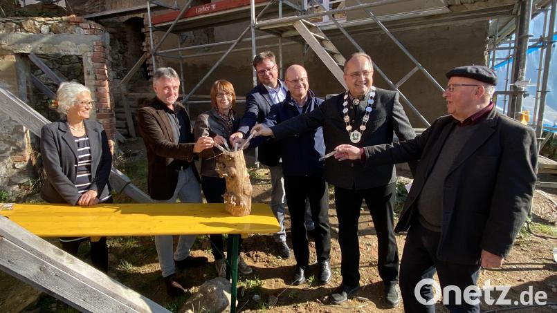 Der Grundstein für das Haus der Biodiversität wird von den Anwesenden gefüllt – unter anderem mit der aktuellen Tageszeitung: (von links) Anne Wendl, Christian Schönberger, Margit Kirzinger, Frank Langguth, Dr. Norbert Schäffer, Ludwig Gürtler und Pfarrer Wilhelm Bauer. Bild: Josef Glas