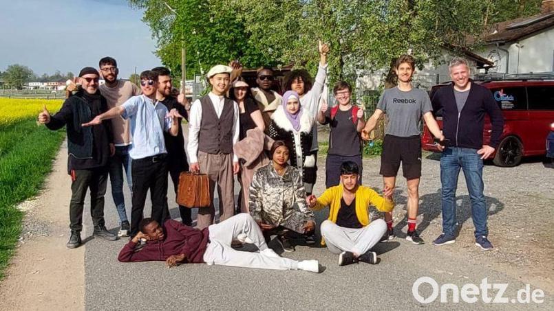 Die jungen Leute der Schwandorfer Berufsintegrationsklassen stammen aus vielen Nationen. Gemeinsam haben sie ein preisgekröntes Heft gestaltet und einen Film gedreht, in dem sie über ihre Erfahrungen sprechen. Links der Regisseur des Films, Michal Nocon. Er wurde als Profi engagiert. Bild: Jolanta Jackiewicz/exb