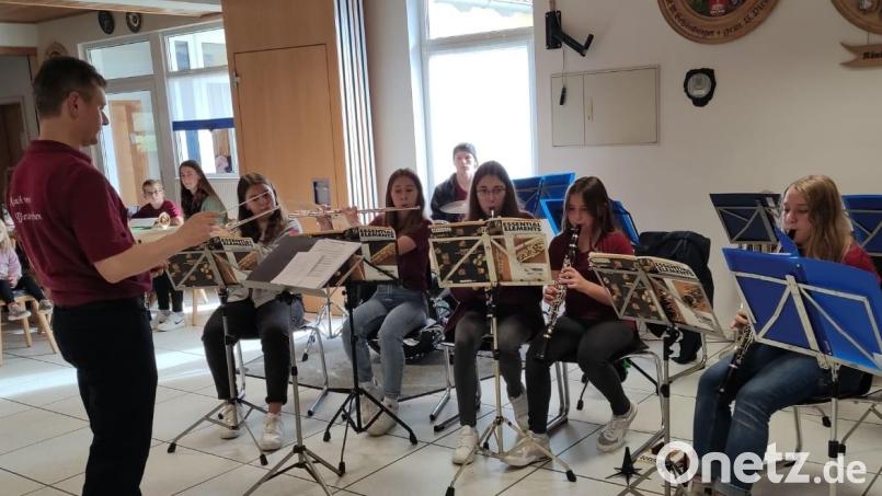 Jürgen Lößl mit der Nachwuchsgruppe. Bild: Georg Bergschneider/exb