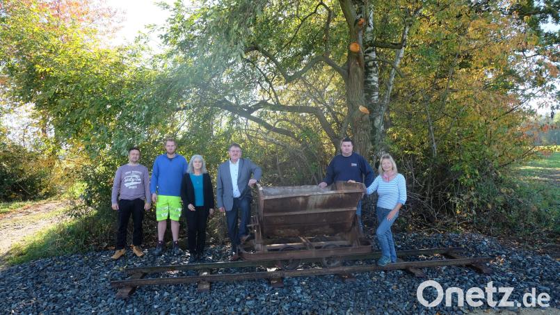 Matthias Härtl vom städtischen Bauamt, Bauhofleiter Michael Ruppert, Kulturbeauftragte Adolfine Nitschke, Bürgermeister Hans-Martin Schertl, Oliver Berger von der Firma Leipfinger-Bader und Stadträtin Maria Honig (von links) begutachten die historische Lore, die am Ende des Galgenweges ein neues Platzerl gefunden hat. Bild: Stefanie Gradl