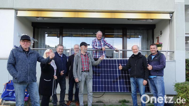Bis zu 300 Watt Sonnenstrom liefert ein Steckermodul unter günstigen Bedingungen. Wie solche Anlagen mit einfachen Mitteln an einem Balkon befestigt werden können, interessiert zahlreiche Photovoltaik-Freunde bei einem Workshop der Hirschauer SPD. Im Bild Kursleiter Karl Rösch (Vierter von rechts), Reinhard Tretter (Dritter von rechts), SPD-Vorsitzender Günther Amann (Zweiter von rechts) und SPD-Kreisvorsitzender Uwe Bergmann. Bild: ag