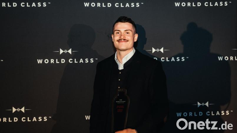 Oliver Schmidt mit dem Preis für den &quot;World Class Bartender of the Year 2022&quot; für Deutschland. Bild: Diageo