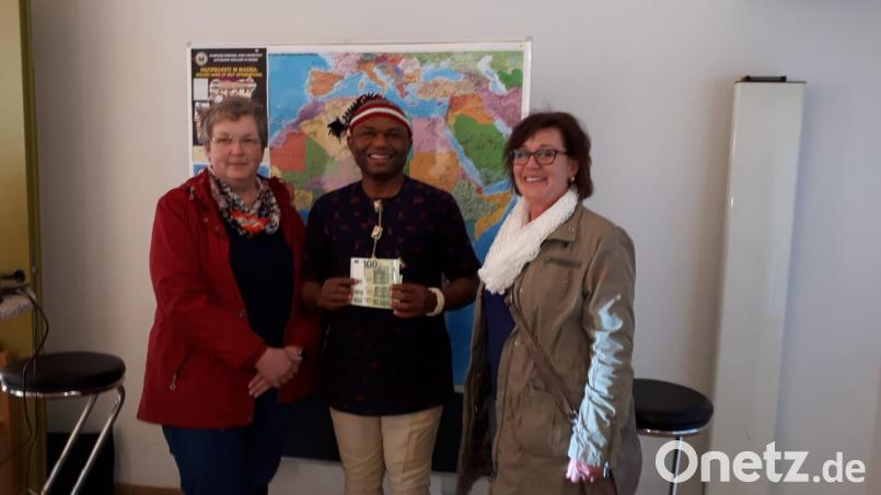 Vorsitzende Monika Bösl (rechts) und Schatzmeisterin Theresia Schwendner (links) übergeben Pfarrvikar Emmanuel die Spende. Bild: Monika Bösl/exb