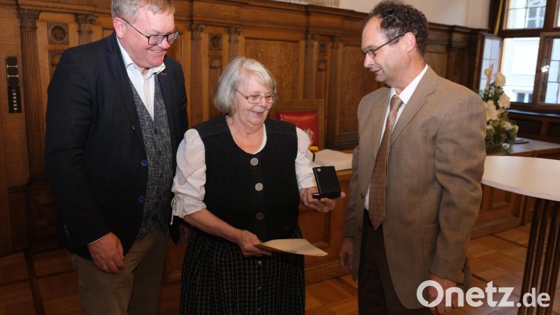 Im Beisein von OB Michael Cerny (links) ehrte Johann Siemens, stellvertretender Leiter der regionalen Messnetzgruppe des Deutschen Wetterdienstes (rechts) Irene Zeller (Mitte) mit Urkunde und Wetterdienstplakette. Bild: usc