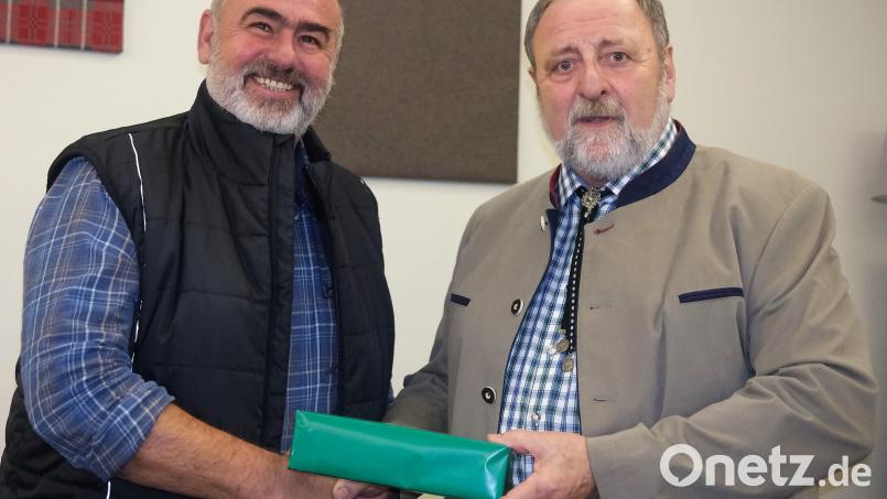 Hegegemeinschaftsleiter Uwe Deeg (rechts) bedankte sich bei Fischotterberater Peter Ertl (links) mit einem Geschenk. Bild: Hirsch
