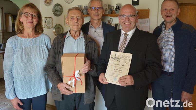 Alle drei Kinder waren am Nachmittag gekommen, um ihrem Vater Eduard Frank zum 85. Geburtstag zu gratulieren. Im Bild (von links) Tochter Klaudia, Jubilar Eduard Frank, Sohn Eduard, Bürgermeister Klaus Meyer und Sohn Josef. Bild: jr