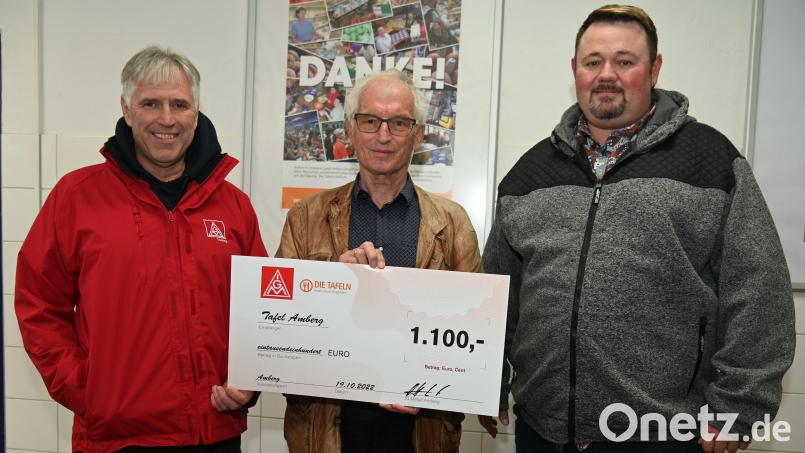 Horst Ott (links) und Manuel Stöbig(rechts), Stellvertretender Betriebsratsvorsitzender von Siemens Amberg übergaben einen Scheck in Höhe von 1100 Euro an Bernhard Saurenbach (Mitte). Bild: gf