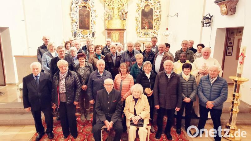 Pfarrer Erwin Bauer und Pfarrvikar Basil gratulieren allen Ehejubilaren, darunter Maria und Erich Lorenz (vorne) mit 72 Ehejahren. Bild: gz