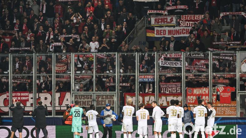 Die Bayern-Spieler bedanken sich bei ihren Fans, die zum Spiel in Pilsen mitgekommen sind. Auch einige Oberpfälzer hatten das Glück, ein Ticket für das Spiel im kleinen Stadion zu ergattern. Bild: Peter Kneffel