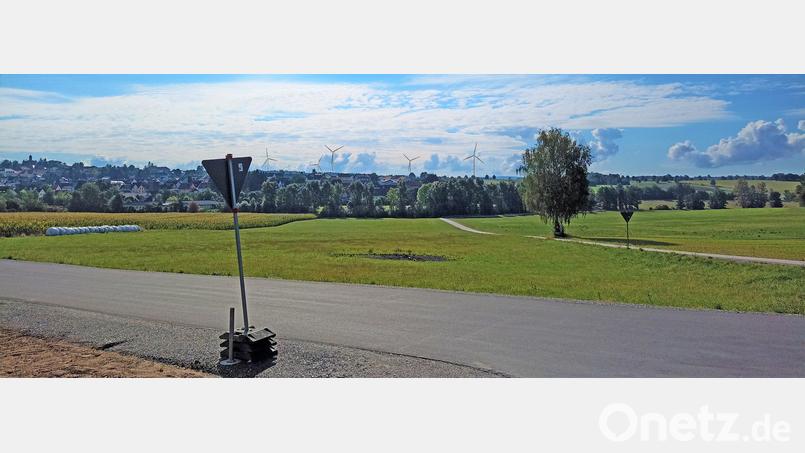 Fünf Windräder sind am Horizont zu erkennen. Vier davon stehen auf Vohenstraußer Gemeindebereich. Das erste von links steht bereits auf Moosbacher Grund und Boden. Es ist vom Parkplatz an der Neumühlstraße am Bocklradweg in Vohenstrauß, wo das Bild aufgenommen worden ist, rund 3,8 Kilometer entfernt. Bild: Primus Energie GmbH/exb