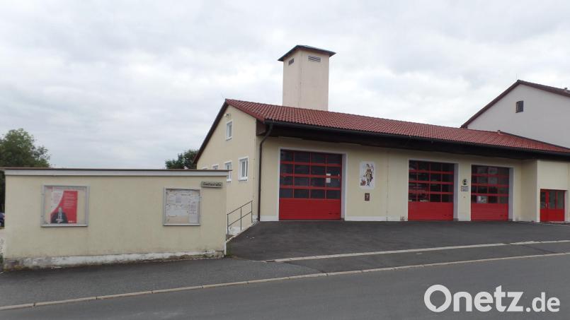 „Grünes Licht“ gab es in der Gemeinderatssitzung zum Anbau einer Fahrzeughalle mit Umkleideraum am Gerätehaus der Feuerwehr Neusorg. Archivbild: br