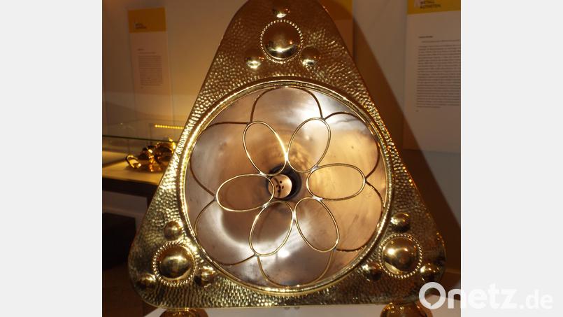 Ein elektronischer Heizstrahler aus Messing mit Kugelfüßén aus dem ersten Viertel des 20. Jahrhunderts, erbaut im Jugendstil – heute so aktuell wie vor 100 Jahren. Bild: e