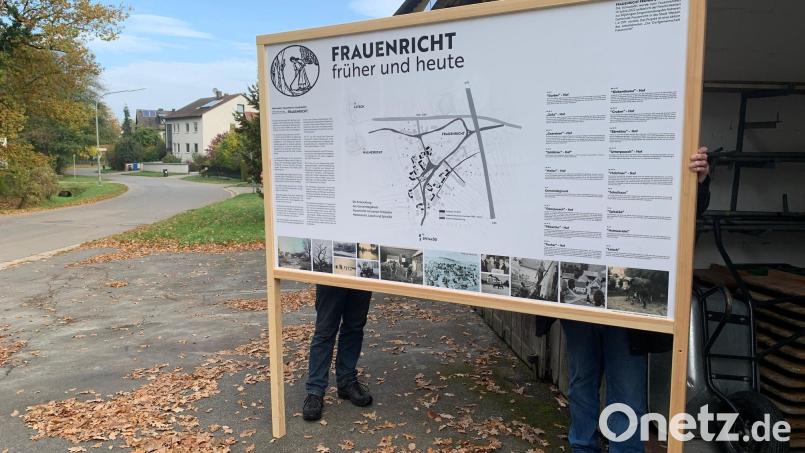 Eine Zeittafel soll in Frauenricht an die Eingemeindung vor 50 Jahren erinnern. Zum Dorffest im August wurde sie vorgestellt. Standort könnte bei der kleinen Kapelle am Dorfplatz sein. Bild: Gabi Schönberger
