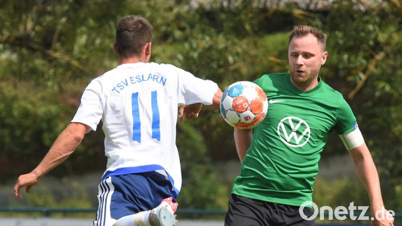Der Eslarner Rene Gall (links) und Michael Baumann vom SV Kohlberg kämpfen um den Ball. Der TSV Eslarn will zum Kreisliga-Rückrundenstart die 2:6-Hinspielniederlage gegen den Mitaufsteiger wettmachen. Bild: fz