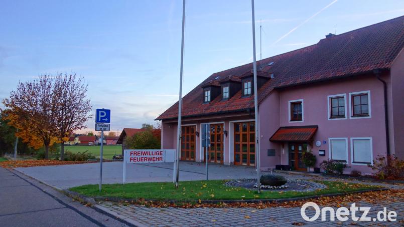 Eine Demontage mitsamt Entsorgung der Tore an den Fahrzeughallen des Gerätehauses bringt die Feuerwehr als Eigenleistung beim geplanten Umbau ins Gespräch. Bild: fjo