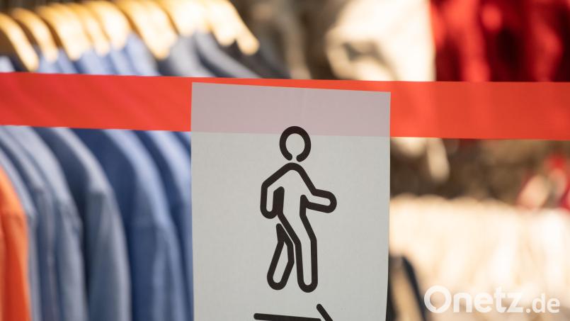 Nichts wie raus: In Weiden haben vier Mädchen versucht, Kleidung aus einem Modegeschäft im NOC zu stehlen. Symbolbild: Sebastian Kahnert/dpa
