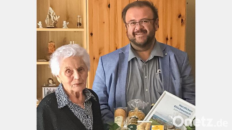 Zum 99. Geburtstag erhielt Therese Merkl von Bürgermeister Hans Walter einen Präsentkorb. Bild: Gemeinde Kastl/exb