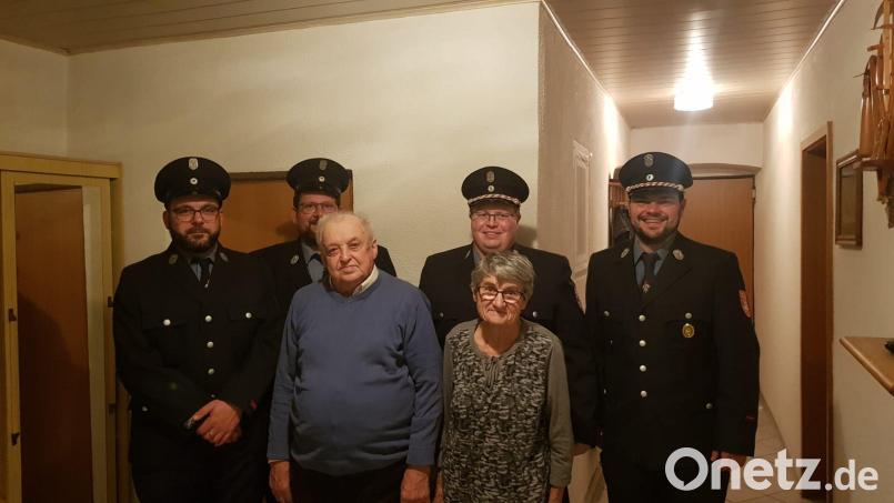 Alfred Schaumberger (vorne Mitte) feierte jüngst seinen 90. Geburtstag und bekam Besuch von der Feuerwehr Lengenfeld. Dem Jubilar gratulierten (von links) Stefan Mayerhöfer, Josef Trißl, Ehefrau Rosa Schaumberger, Erster Vorsitzender Wolfgang Stangl, Zweiter Vorsitzender Rupert Gruber. Bild: Feuerwehr Lengenfeld/exb