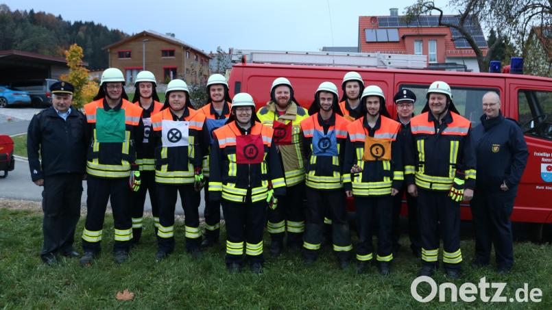 Die Gruppe der Feuerwehr Namsreuth mit Kommandant Jürgen Renner, Kreisbrandinspektor Hans Sperber, Kreisbrandmeister Christian Meyer und Schiedsrichterin Sabine Herbst. Bild: lei