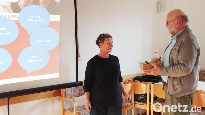 Elfriede Weickart (links) referierte zum Thema Demenz. Mit auf dem Bild Seniorenbeauftragter Roland Lochner. Bild: njn