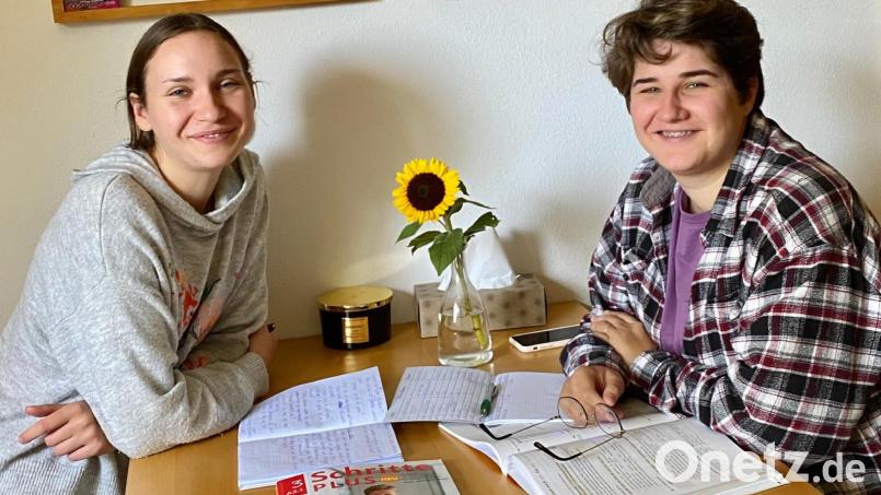 Sofia (links im Bild) und Teja (rechts) besuchen in Schwandorf einen Integrationskurs. Damit ist es nicht abgetan: Auch in ihrem neuen Zuhause in Perschen sitzen sie über den Büchern, um die deutsche Sprache zu lernen. Bild: Völkl