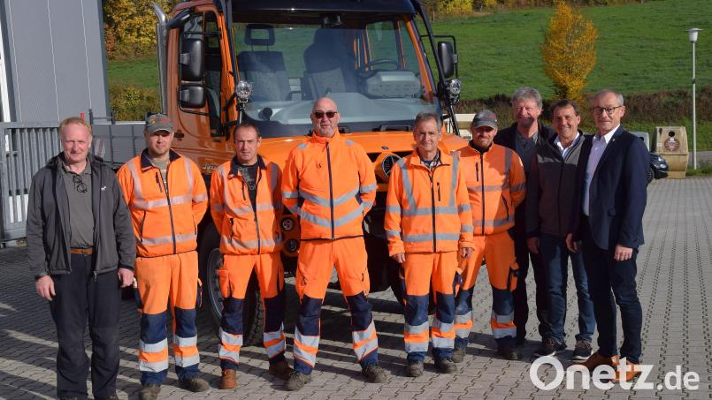 Über den neuen Unimog für den Markt Rieden freuen sich (von links) Ewald Schienandl (Fa Beutlhauser), Jürgen Höfler, Andreas Fleischmann, Anton Graf, Bauhofleiter Christian Schneider, Tobias Wartha, Manfred Seitz (Seitz GmbH), Verkaufsberater Thomas Birner und Bürgermeister Erwin Geitner. Bild: bö
