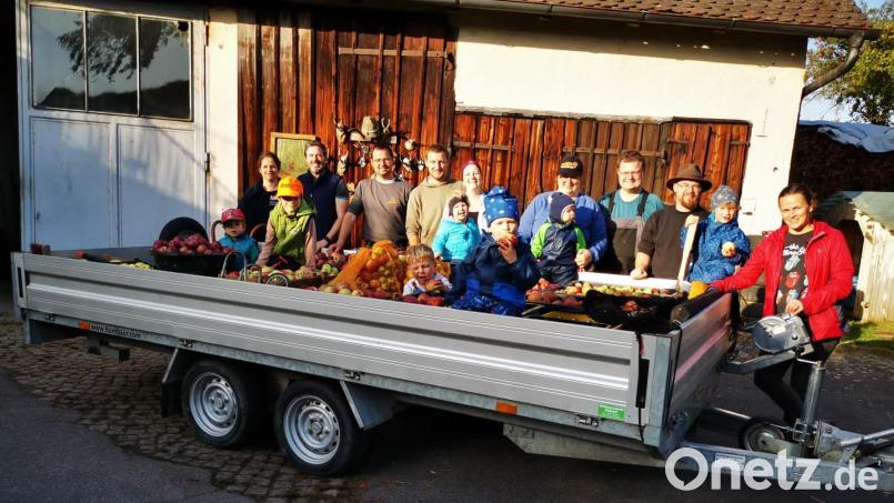 Eine reiche Ernte fuhr der Elternbeirat des Landkindergartens ein. Die Menge reichte für 300 Liter Apfelsaft. Bild: bnr