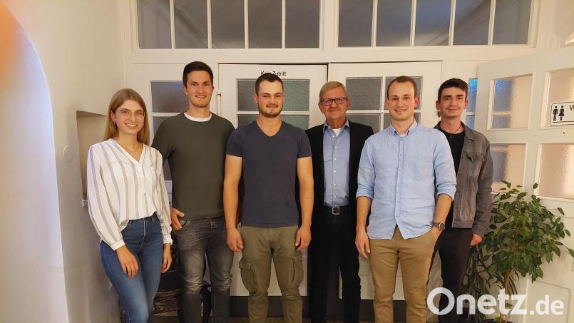 Der Vorstand der Wanderfreunde Tirschenreuth mit Dritten Bürgermeister Norbert Schuller (Dritter von rechts) Johanna Bauer, Bastian Scharnagl, Lukas Wiesend, Nico Wiesend und Simon Bauer (von links). Bild: Stephanie Bauer/exb