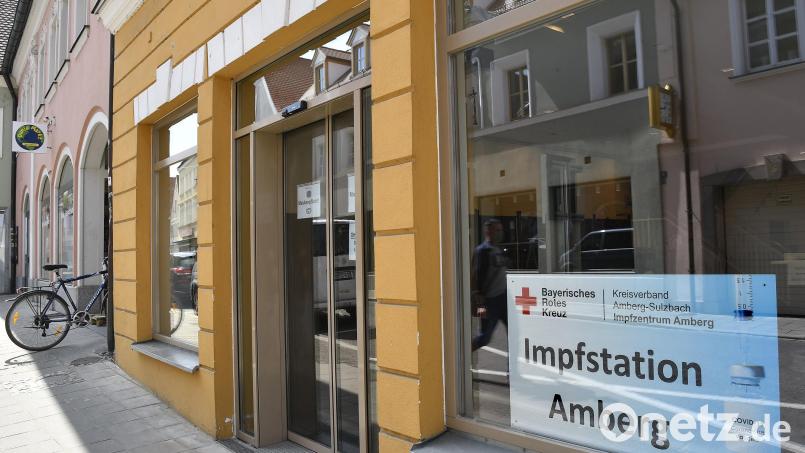 Die beiden Standorte des gemeinsamen Corona-Impfzentrums von Stadt und Landkreis – im Bild die Impfstation in Amberg in der Unteren Nabburger Straße – 
bekommen zum 1. November einen neuen Betreiber. Für die Bürger ändert sich dadurch nichts. Archivbild: Petra Hartl