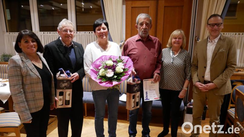 Urkunden und Geschenke für 50 Jahre Treue zur DFG Waldsassen konnten Vorsitzender Karl-Heinrich Voh, Beatrix Rustler und Lothar Runge (Zweiter bis Vierter von links) entgegennehmen. Es gratulierten Anita Hammerer (links), Bürgermeister Bernd Sommer und Edeltraud Fischer. Bild: hmr