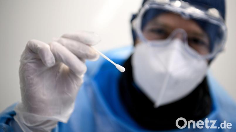 Nachdem ein 49-Jähriger eine Angestellte in Weiden mit Absicht angehustet hatte, ordnete die Staatsanwaltschaft einen PCR-Test bei ihm an. Symbolbild: Britta Pedersen/dpa