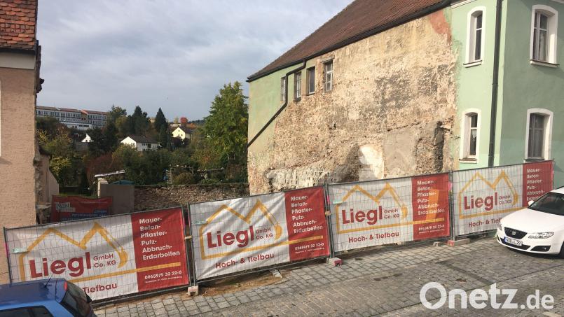 Die Baulücke in der Schmiedgasse wird gefüllt. Noch vor dem Winter darf der Keller betoniert werden. Bild: ihl