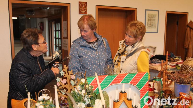 &quot;Schaut, ich hab&#039; etwas gefunden&quot;, sagt Christa Wildenauer (links) zu den Pleysteinerinnen Annemarie Woppmann (Mitte) und Elisabeth Hartung. Bild: pi