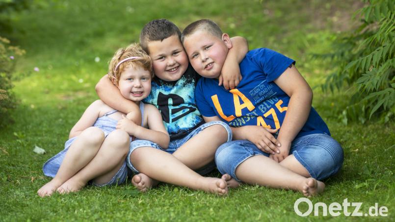 Hanna mit ihren Brüdern Simon und Lukas (von links). Das Foto wurde im August 2021 aufgenommen, inzwischen hat Hanna ihre Haare durch die Chemotherapie wieder verloren. Bild: Zaneta Weidner/exb