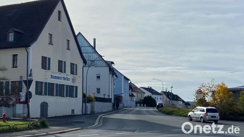 Die Einmündung der Kastler Straße in die Nürnberger Straße (B85) heute. Der Bauausschuss hat jetzt intensiv die Frage diskutiert, wie man nach der Revitalisierung des Zinkl-Geländes hier künftig verfahren soll mit dem Verkehr. Bild: Andreas Ascherl