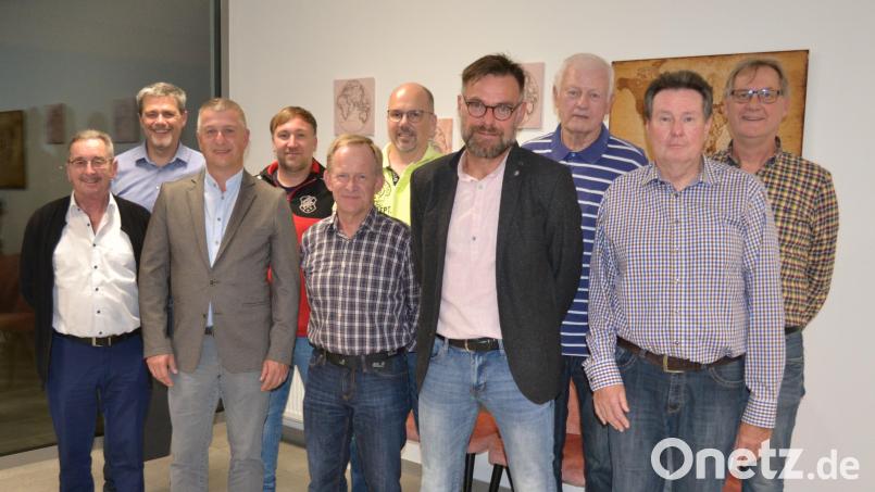 Vorsitzender Josef Schiesl (Zweiter von rechts) verabschiedet Karlheinz Ströbert (rechts). Ehrenmitglieder, Bürgermeister Dietmar Schaller (Zweiter von links) und die neue Führungsriege danken dem scheidenen zweiten Vorsitzenden. Bild: kki