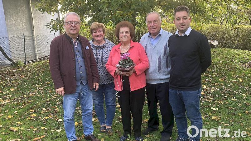 Anna Kellner feierte ihren 85. Geburtstag in Triebendorf. Der Jubilarin gratulierten Michael Dutz und Ehemann August (Gustl) Kellner (von rechts). Glückwünsche folgten auch von Bürgermeister Toni Dutz und Evi Dutz (von links). Bild: wro