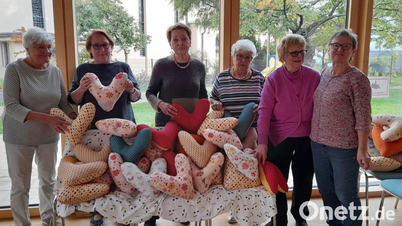 Die Mitglieder des Frauenbundes Herz Jesu präsentieren die vielen genähten Herzkissen. Bild: uz