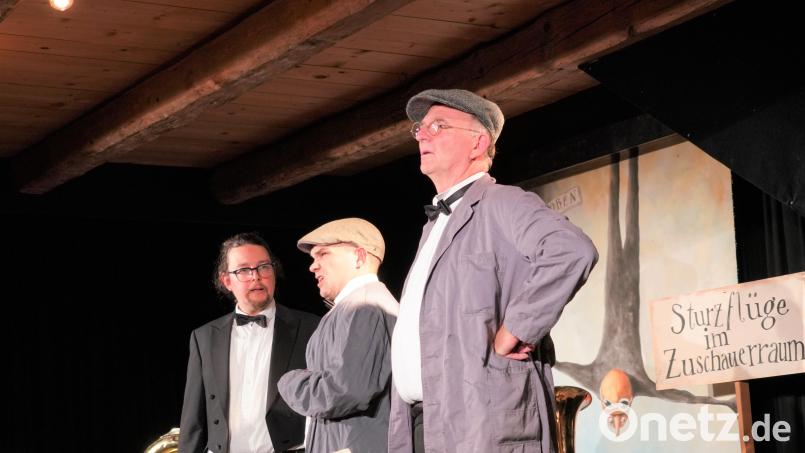 Florian Burgmayr, Moritz Katzmair und Valentin-Experte Michael Lerchenberg (von links) präsentieren im Schafferhof „Karl Valentin – Sturzflüge im Zuschauerraum“. Bild: fvo