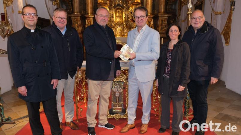 Trotz rückläufiger Besucherzahlen erbrachte die „Amberger Orgelmusik“ mit 4.000 Euro eine stattliche Spendensumme. Bei der Übergabe von links: Stadtpfarrer Thomas Helm, Oberbürgermeister Michael Cerny, Orgelbauvereinsvorsitzender Franz Meier vom Orgelbauverein, Sponsor Dieter Paintner von der örtlichen VR-Bank, Barbara Cosima Frey vom Kulturamt und Initiator, Organisator und Kirchenmusiker von St. Martin, Bernhard Müllers. Bild: usc