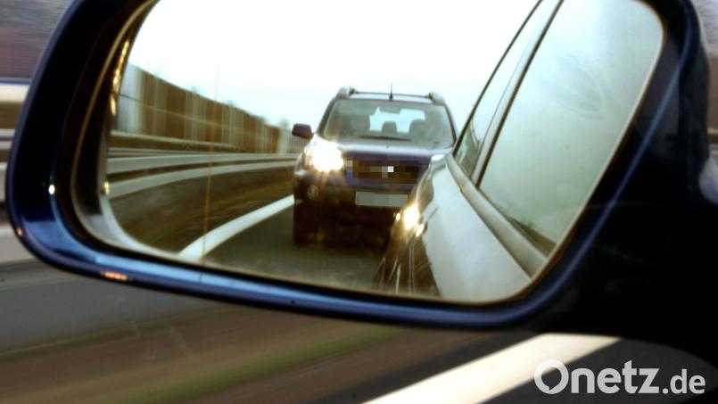 Zu dichtes Auffahren, womöglich noch gepaart mit Hupe oder Lichthupe, ist Nötigung im Straßenverkehr. Symbolbild: Marcus Führer/dpa
