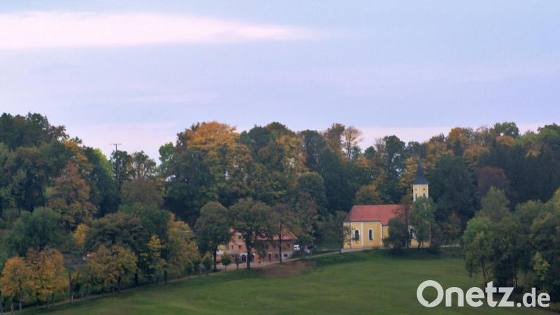Etwas hinter den Bäumen versteckt, doch gerade voll im Fokus: Der Mausberg mit seiner Wallfahrtskirche &quot;Unserer Lieben Frau&quot; und dem neu errichteten Anwesen. Bild: tat