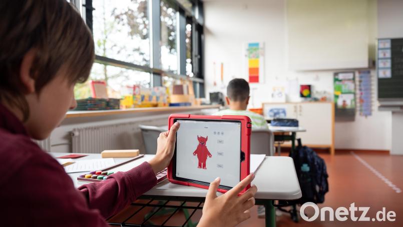 Ein Schüler arbeitet in einer Grundschule an einem Tablet. Die Digitalisierung der Schulen in Weiden soll weiter voranschreiten. Symbolbild: Sebastian Gollnow/dpa