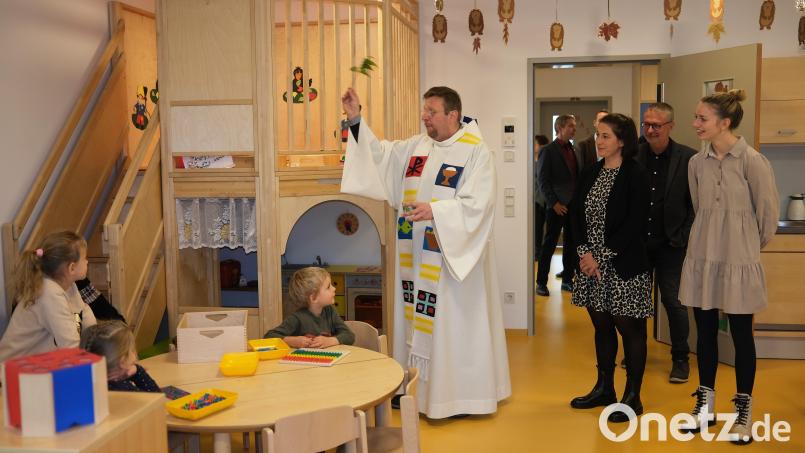 Pfarrer Markus Meier segnete die Räume des BRK-Kinderhauses "Lindenblüten" im Beisein der Kinder, der Kita-Leitung und des Architekten. Bild: Hirsch